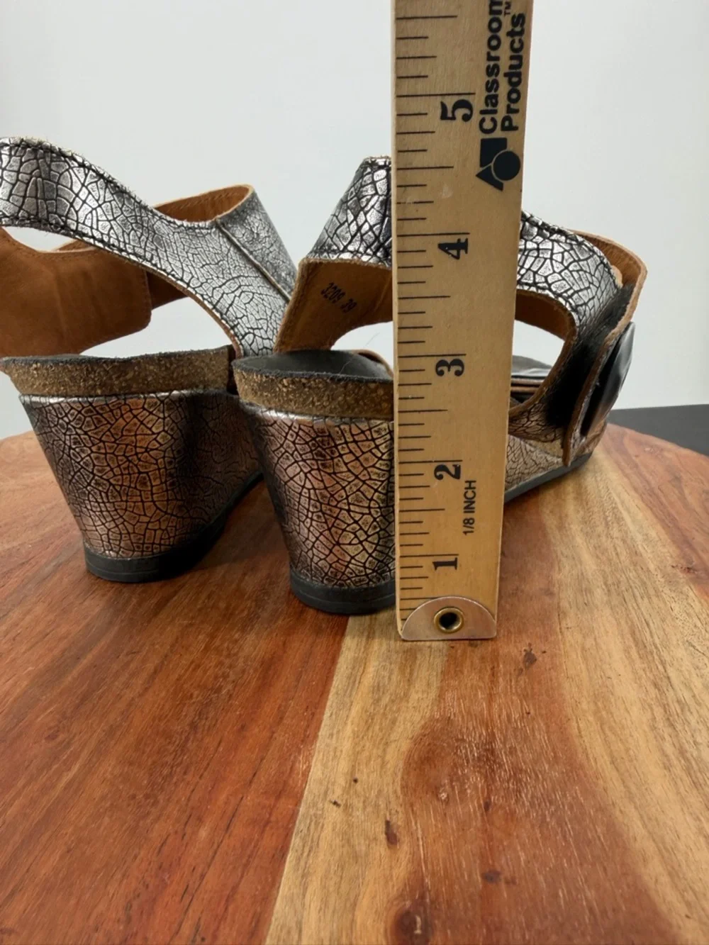 Taos Carousel 2‎ wedge sandals silver crackle leather medallion studs 39 8-8.5